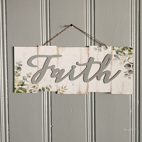 NWT- FAITH Floral Wooden Rustic Farmhouse Chic Hanging Fence Decoration Sign - Picture 1 of 17